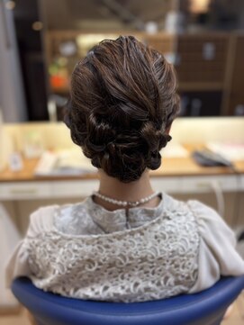 あだち美容室 宮の森店 ゆるふわ下めのアップスタイル