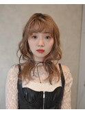 ミルクティーベージュ　ミディアムレイヤー　ウェーブアレンジ