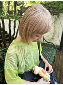ミルクティーベージュ　ハイトーン　レイヤーボブ　切りっぱなし