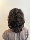 大人可愛いくせ毛を活かすミディアムレイヤー