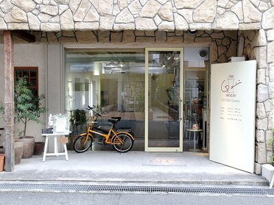 店舗入口横、オレンジ自転車あり！