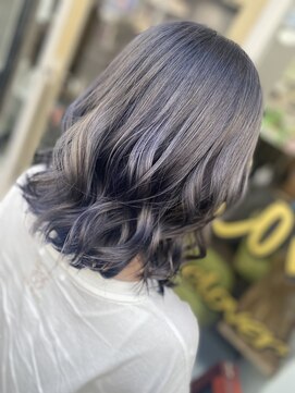 ラビス クローバー(Lovis clover) ラベンダーグレー　モテ髪　セクションカラー　外はねボブ