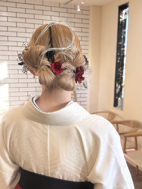 袴卒業式ヘアセット個性的ハイトーン髪飾り華やか