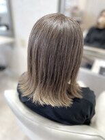 ヴィフ ヘアアンドデザイン(Vif hair&design)&nbsp;脱白髪染めのベージュとブリーチブロンドの裾カラー