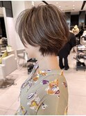 大人かわいい白髪ぼかしハイライトベージュ丸みショートボブ