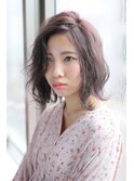 ラフな無造作ウェーブが大人かわいいミディ