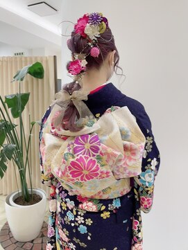 スタジオニジュウイチ(STUDIO 21) 高めポニーテールと玉ねぎアレンジで垢抜けお振袖スタイル