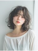 くすみベージュ/アッシュ/外国人風ウェーブ/斜めバング/流し前髪