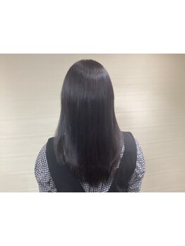 ダメージ髪やくせ毛などのお悩みも、思わず触りたくなるような指通りの良いウルツヤ美髪に◎