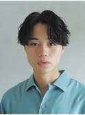 ラフな質感が◎スパイラルパーマ×センターパート