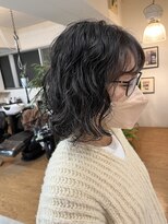 バトン(BATON)&nbsp;【ウェーブパーマ×ボブカット】30代40代　ダークグレー　WET