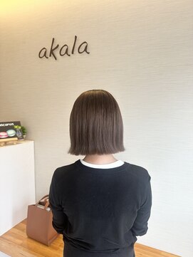 アカラ ヘアー akala hair 切りっぱなしボブ、ミルクティーカラー