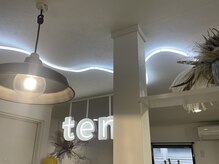 テン(ten.)の雰囲気（ミッドセンチュリーモダンやネオンを取り入れた3席のサロン◎）