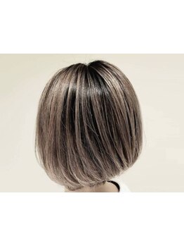 初めての白髪染めでも明るく、透明感のある色味で上品な仕上がりに☆色持ちも抜群です♪