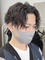 ツイストスパイラルパーマセンターパートメンズマッシュウルフ