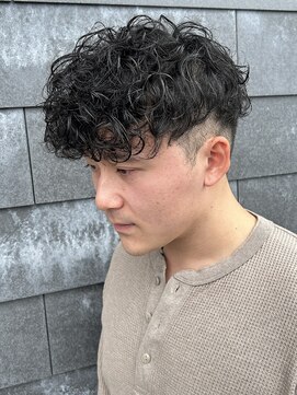 ヒュイル バイ ニアウ(Hwyl by Niau) メンズマッシュパーマスペインカールニュアンスパーマ眉毛