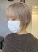 ミルクティーベージュ ショートボブ ケアブリーチ 前髪あり