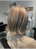 切りっぱなしボブ×ホワイトベージュ
