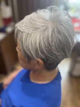 ドライバーズ ボブ(DRiVER’S BOB) グレイヘアを活かしたショート