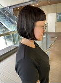 オン眉パッツンボブ