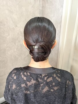 フェリーチェ(Felice) タイトシニヨン ヘアセット 参列ヘア お呼ばれヘア 金箔アレンジ