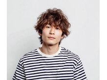 【外国人風のこなれ感】強めカールの「スペインカール」で、男らしい色気と個性を演出。