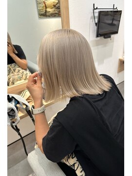 大人美人切りっぱなしボブ×ハイトーンカラー×ホワイトベージュ