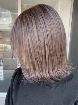 ミア(mia) グレージュ切りっぱなしボブ前髪ありミニボブミルクティベージュ