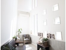 ヘアサロン アイル(Air)の雰囲気（吹き抜けで高い天井の待合室）