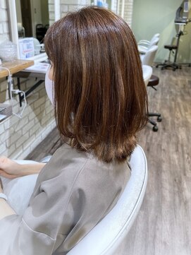 外ハネミディアム×艶感ベージュ