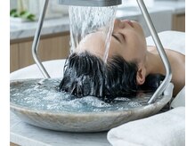 【新感覚の休息】日常のノイズを遮断する「頭浸浴」。お湯の温もりとせせらぎが、心まで洗い流す