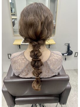 リグ 横浜(Lig.) 編み込み編みおろしヘアアレンジ
