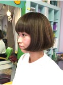 アッシュベージュのシンプルショートボブ