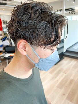 ウェイビーエフティフィフス 横浜西口(WAVEY ft.fifth) 波巻きパーマセンターパートツイストパーマメンズマッシュパーマ