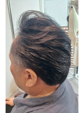 清潔感と上品さを両立した大人の立体ショート