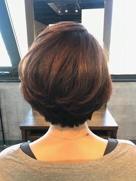 リヴィーダ(LIVIDA) スモーキーピンクフェミニンショートボブ