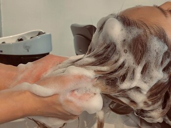 オボ(OVO)の写真/心地良くてウトウト…フルフラットYUMEシャンプーで至福の癒しを！頭皮からリセット＆しなやかな美髪へ！