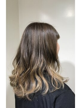 アズール 草加(azule) ゴールドベージュのグラデーションカラー