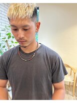 シフト(SHEEFT)&nbsp;金髪ハイトーンスキンフェード短髪スタイル10代20代