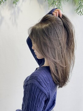 ビューシンサイバシ(VIEW SHINSAIBASHI) オリーブグレージュカーキアッシュミディアムヘア20代30代