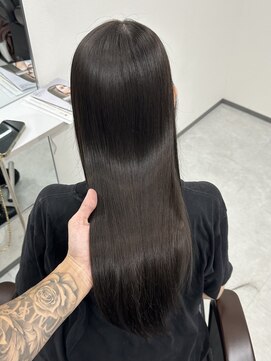 ロムーク 表参道(LOMKH) ミディアムレイヤーロングレイヤーカット顔周りオリーブベージュ