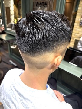 モナン(monan) スキンフェードハイフェード刈り上げバーバースタイル