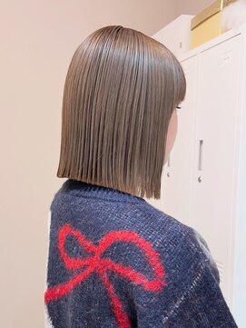 ヒビヲ(HIBIO) 切りっぱなしボブタッセルボブダブルカラーブリーチグレージュ