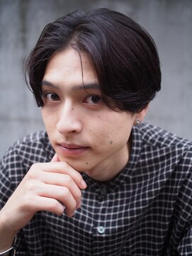 エラ(ELLA) センターパートの綺麗めマッシュショートで今時のモテスタイル