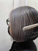 メム(MEM)&nbsp;ミニボブ×白髪活かしインナーシルバーカラー