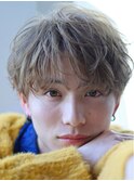 金髪ハイトーンフェザーパーマミルクティーグレージュブラウン