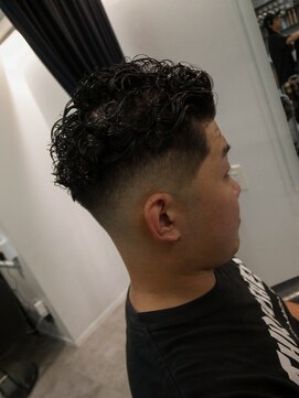 イントロバイフィーネ 渋谷(INTRO . by Fi-Ne) ミドルスキンフェード極道パーマ