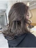 アッシュブラウンカラーのミディアムレイヤー