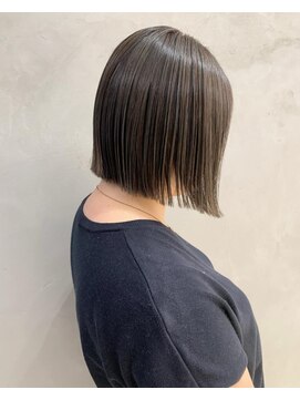 アングゥ ウル(ungu ul) 明るめ白髪ぼかし/ハイライトカラー/切りっぱなしボブ