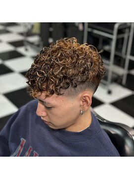 ゴールドグローバーバー(GOLDGLOW BARBER) フェード×スペインカール